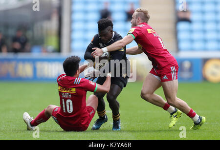 Wespen Christian Wade ist durch Harlekine Marcus Smith und Charlie Walker während der Aviva Premiership Match in der Ricoh Arena in Coventry in Angriff genommen. Stockfoto