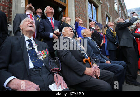 Die Schlacht um England Veteranen (von links nach rechts) Wing Commander Tom Neil, Squadron Leader Geoffrey Wellum, Wing Commander Tim Elkington und Wing Commander Paul Farnes ein Flypast nach einem Service Kennzeichnung der 77. Jahrestag der Schlacht von Großbritannien an der Westminster Abbey, London ansehen. Stockfoto