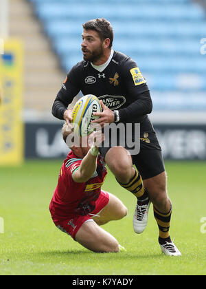 Wespen Willie Le Roux ist durch Harlekine Charlie Walker während der Aviva Premiership Match in der Ricoh Arena in Coventry in Angriff genommen. Stockfoto