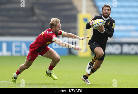 Wespen Willie Le Roux ist durch Harlekine Charlie Walker während der Aviva Premiership Match in der Ricoh Arena in Coventry in Angriff genommen. Stockfoto