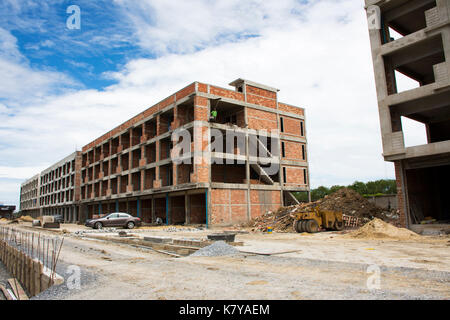 Asiatische Thailändische Arbeiter und lokalen Maschinen arbeiten Builder neue Gebäude an der Baustelle Hochhaus in der Hauptstadt am 9. August 2017 in Nonth Stockfoto