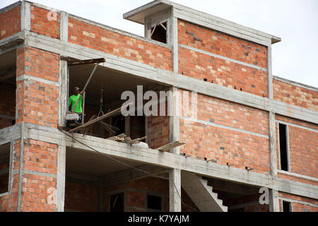 Asiatische Thailändische Arbeiter und lokalen Maschinen arbeiten Builder neue Gebäude an der Baustelle Hochhaus in der Hauptstadt am 9. August 2017 in Nonth Stockfoto