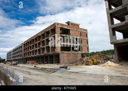 Asiatische Thailändische Arbeiter und lokalen Maschinen arbeiten Builder neue Gebäude an der Baustelle Hochhaus in der Hauptstadt Bangkok, Thailand. Stockfoto