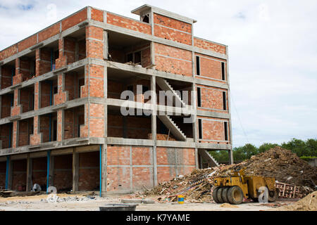 Asiatische Thailändische Arbeiter und lokalen Maschinen arbeiten Builder neue Gebäude an der Baustelle Hochhaus in der Hauptstadt Bangkok, Thailand. Stockfoto