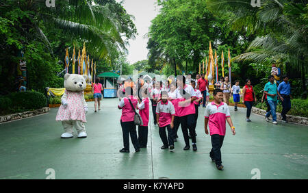 Bangkok, Thailand - 16.Juni 2016. Kinder in der Safari World in Bangkok, Thailand. Der Park ist eine touristische Attraktion, wurde 1988 mit einem t geöffnet Stockfoto