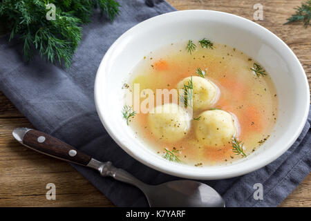 Matzoh Ball Suppe. Jüdische traditionelle Küche, hausgemachte Matzo Ball Suppe mit Gemüse. Stockfoto