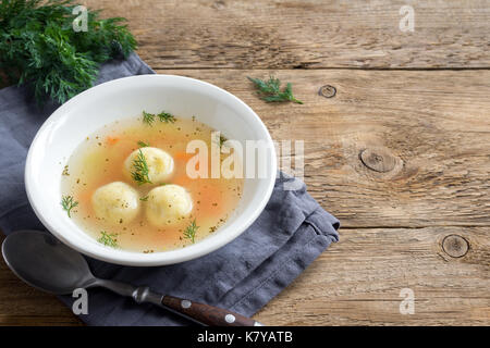 Matzoh Ball Suppe. Jüdische traditionelle Küche, hausgemachte Matzo Ball Suppe mit Gemüse. Stockfoto