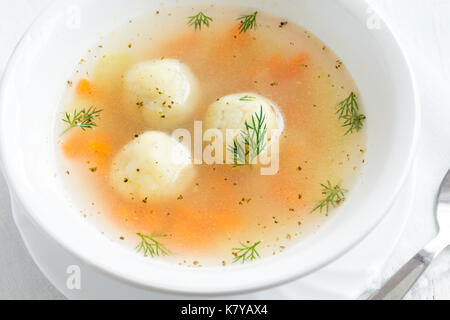 Matzoh Ball Suppe. Jüdische traditionelle Küche, hausgemachte Matzo Ball Suppe mit Gemüse. Stockfoto