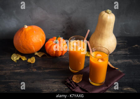 Kürbis Saft. Saisonale Herbst trinken. Stockfoto