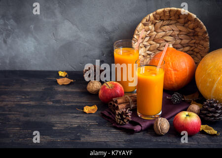 Kürbis Saft. Frische Kürbis- und Apfelsaft mit Herbst Gewürze. Saisonale Herbst trinken. Stockfoto