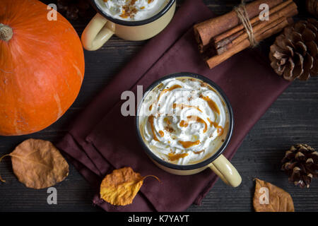 Heiße Schokolade mit Pumpkin Pie Gewürze über dunklen Hintergrund mit kopieren. Herbst noch leben. Thaksgiving und Herbst Konzept. Stockfoto