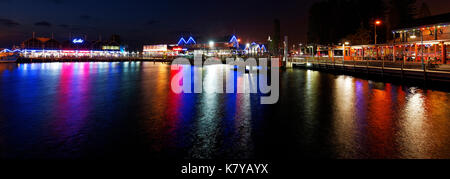 Restaurant lichter Reflexionen in Boot mariner, Fremantle, Western Australia. Stockfoto