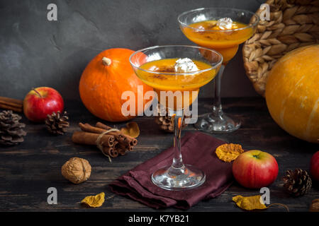 Fallen saisonale Getränke. Thanksgiving und Halloween Cocktails. Margarita Cocktail mit Pumpkin Pie Gewürze und Sahne auf Holztisch mit Herbst d Stockfoto