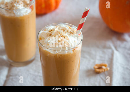 Kürbis Smoothie. Frische Kürbis und Apfel Smoothie oder Milchshake mit Walnüssen und Herbst Gewürze. Saisonale Herbst trinken. Stockfoto