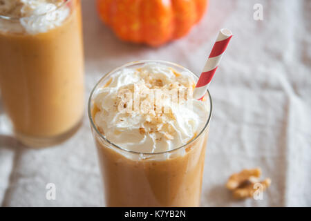 Kürbis Smoothie. Frische Kürbis und Apfel Smoothie oder Milchshake mit Walnüssen und Herbst Gewürze. Saisonale Herbst trinken. Stockfoto