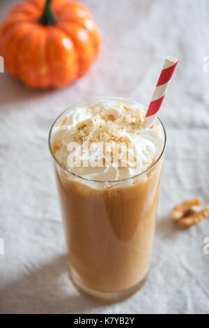 Kürbis Smoothie. Frische Kürbis und Apfel Smoothie oder Milchshake mit Walnüssen und Herbst Gewürze. Saisonale Herbst trinken. Stockfoto