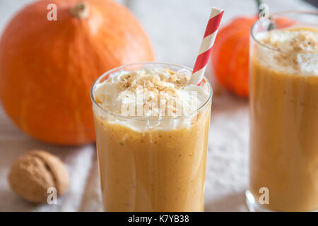 Kürbis Smoothie. Frische Kürbis und Apfel Smoothie oder Milchshake mit Walnüssen und Herbst Gewürze. Saisonale Herbst trinken. Stockfoto