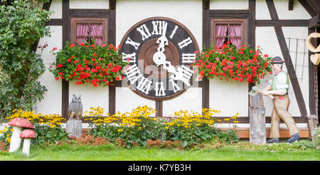 TRIBERG, Deutschland - 21. AUGUST 2017: die größte Kuckucksuhr der Welt in Schonach Stockfoto