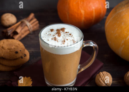 Pumpkin Spice Latte. Tasse Latte mit saisonalen Herbst Gewürze, Kekse und Fall Dekor. Traditionelle Kaffee Trinken für die Herbstferien. Stockfoto