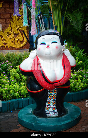 Bangkok, Thailand - 16.Juni 2016. Statue von fette Frau auf Safari World in Bangkok, Thailand. Der Park ist eine touristische Attraktion, wurde 1988 eröffnet. Stockfoto