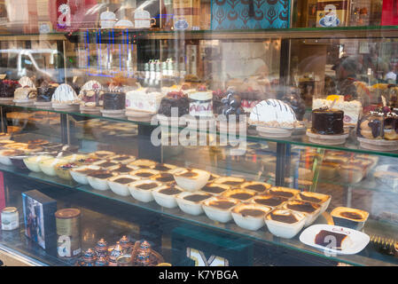 Istanbul Türkei Desserts und Gebäck auf dem Display Stockfoto