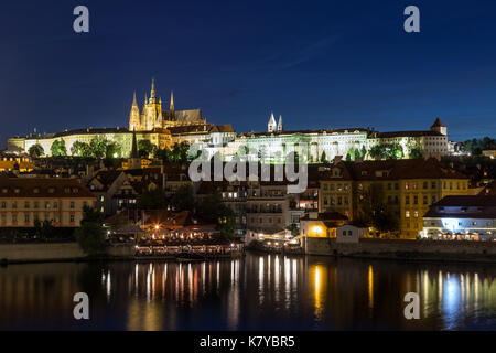 Blick auf den beleuchteten Prag (Hradcany) Schloss und anderen Gebäuden in der Mala Strana (Kleinseite) Viertel in Prag, Tschechische Republik, bei Nacht. Stockfoto