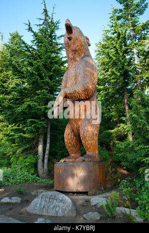 Holzskulptur von grizzly Bär von Glenn Greensides, "Hommage an den Wald', Grouse Mountain, Vancouver, British Columbia, Kanada Stockfoto