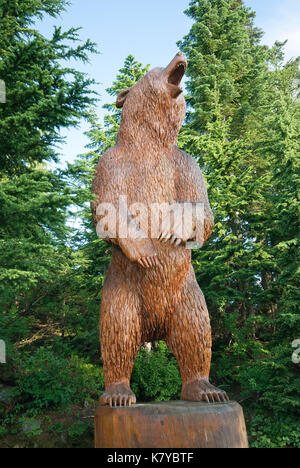 Holzskulptur von grizzly Bär von Glenn Greensides, "Hommage an den Wald', Grouse Mountain, Vancouver, British Columbia, Kanada Stockfoto