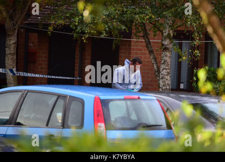 Ein forensics Officer bei einer Immobilie in Stanwell, Surrey, die wird von der Polizei untersucht die Parsons Green Bombardierung gesucht wird. Stockfoto