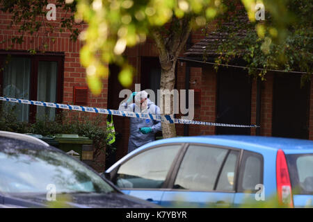 Ein forensics Officer bei einer Immobilie in Stanwell, Surrey, die wird von der Polizei untersucht die Parsons Green Bombardierung gesucht wird. Stockfoto