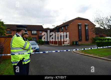 Polizei bei einer Immobilie in Stanwell, Surrey, die von den Offizieren die Untersuchung der Parsons Green Bombardierung gesucht wird. Stockfoto