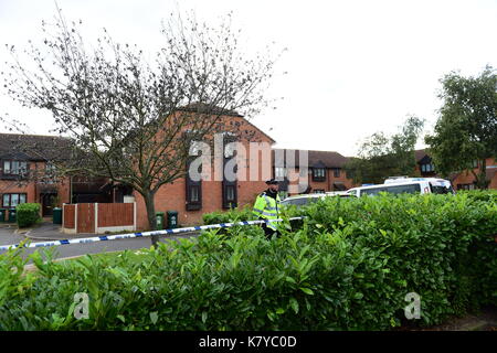 Polizei bei einer Immobilie in Stanwell, Surrey, die von den Offizieren die Untersuchung der Parsons Green Bombardierung gesucht wird. Stockfoto