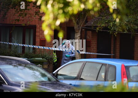 Ein forensics Officer bei einer Immobilie in Stanwell, Surrey, die wird von der Polizei untersucht die Parsons Green Bombardierung gesucht wird. Stockfoto