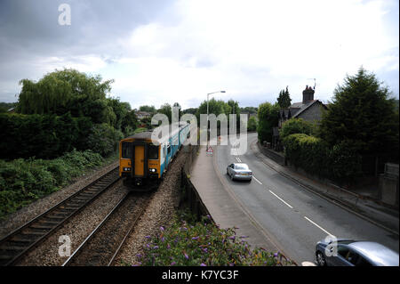 150213 Ansätze Eastbrook Station mit einem Zug für Merthyr Tydfil. Stockfoto