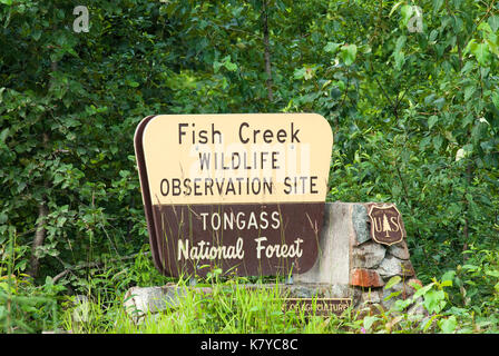 Holzschild entlang der Straße am Fish Creek Wildlife Beobachtung, Tongass National Forest, Hyder, Alaska, USA Stockfoto