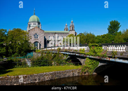 Die Kathedrale von Galway und Salmon Weir Brücke am Fluss Corrib, Galway, County Galway, Irland Stockfoto