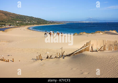 Reiten in den Dünen bei Punta Paloma, Valdevaqueros, der Strand, Provinz Cadiz, Costa de la Luz, Andalusien, Spanien Stockfoto