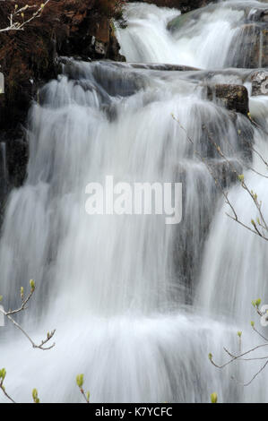 Kaskaden auf Nant Y Llyn zwischen den beiden wichtigsten Wasserfälle. Stockfoto