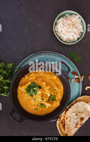 Köstliche indische Chicken Korma mit Reis und Butter Naan, Ansicht von oben Stockfoto