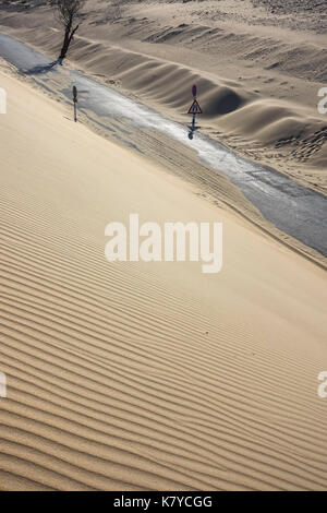 Straße durch Dünen, Sand dune von Punta Paloma, Valdevaqueros, Cadiz, Andalusien, Spanien. Stockfoto