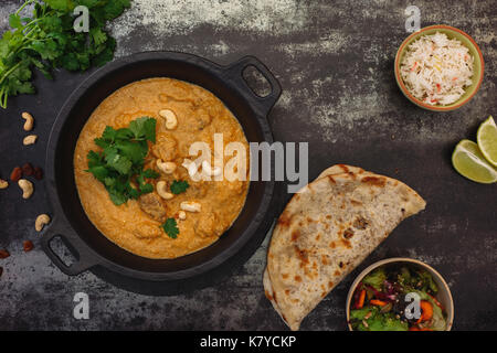 Mutton Korma, indisches Curry Mahlzeit mit Muttern, Reis und peshwari Naan, Ansicht von oben, leeren Raum Stockfoto
