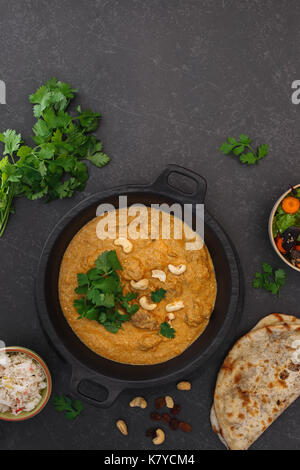 Mutton Korma, indisches Curry Mahlzeit mit Muttern, Reis und peshwari Naan, Ansicht von oben, leeren Raum Stockfoto