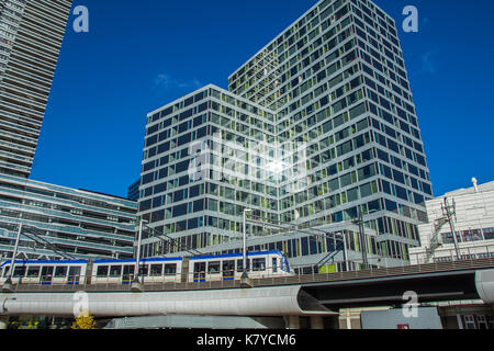 Den Haag, Niederlande - 29 Oktober, 2016: randstadRail Stadtbahn Straßenbahn fahren vom Hauptbahnhof Den Haag durch Stadt Stockfoto