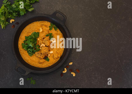 Mutton Korma, indisches Curry Mahlzeit mit Muttern, Reis und peshwari Naan, Ansicht von oben, leeren Raum Stockfoto