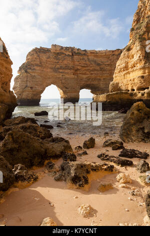 Lagoa, Portugal: Am frühen Morgen im Praia da Marinha in der Algarve. Stockfoto