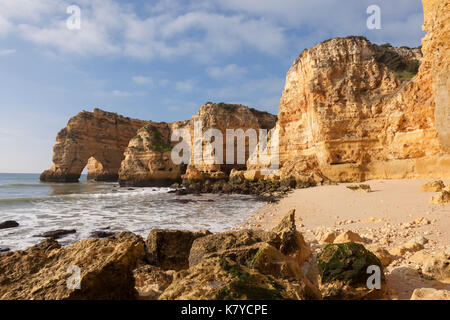 Lagoa, Portugal: Am frühen Morgen im Praia da Marinha in der Algarve. Stockfoto