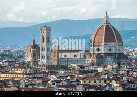 Luftaufnahme von Florenz und die Kathedrale von der Piazzale Michelangelo. Florenz ist eine der wichtigsten touristischen Destinationen in Italien. Stockfoto