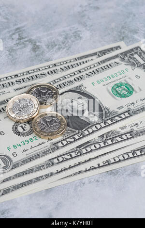 US-Dollarnoten mit einer neuen, 12 Seiten, British/UK pound Münze. Ein Dollar Hinweis USA. Stockfoto