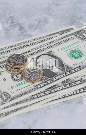 US-Dollarnoten mit einer neuen, 12 Seiten, British/UK pound Münze. Ein Dollar Hinweis USA. Stockfoto