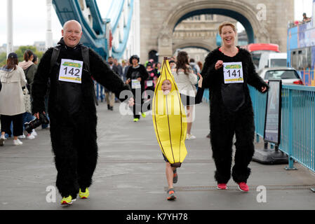 Great Gorilla Run London. Familie über die Tower Bridge. Kind in Banane Kostüm Stockfoto